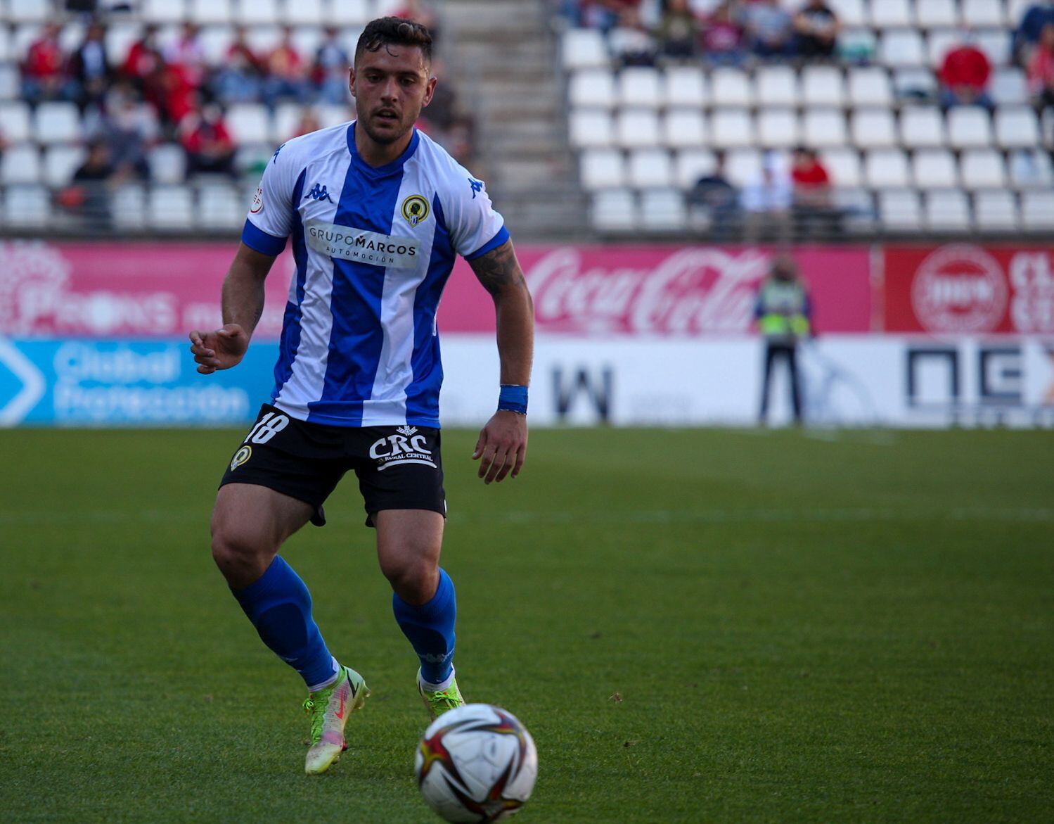 Pau Miguélez, jugador del Hércules CF, frente al Real Murcia en La Nueva Condomina