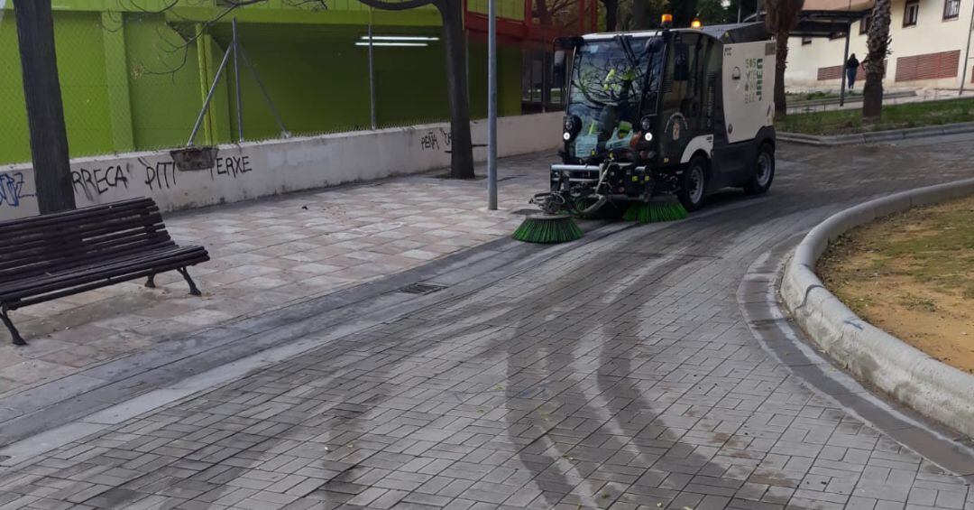 Máquina limpiadora en el entorno de la Universidad de Jaén.