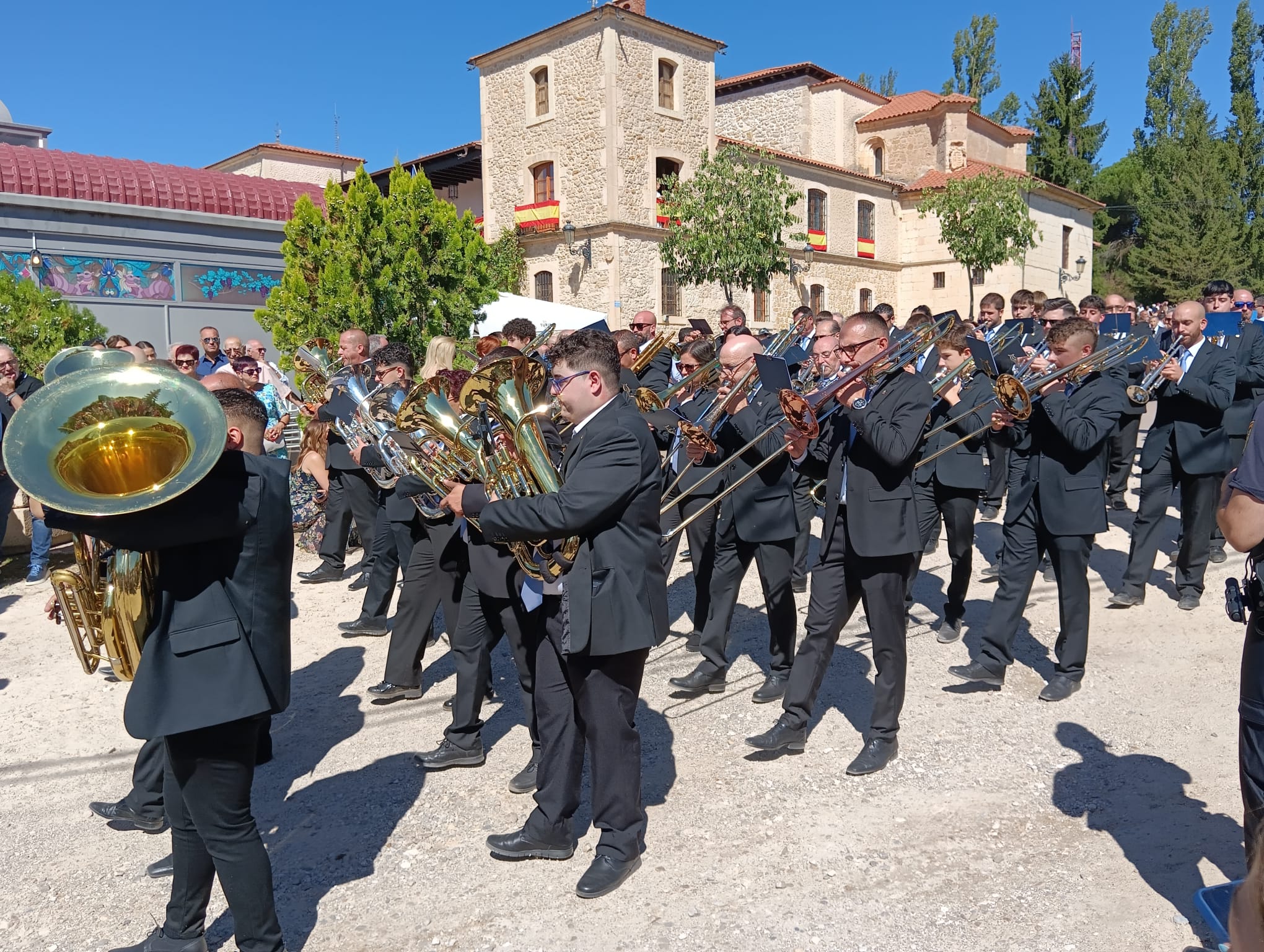 La banda municipal Villa de Aranda ha acompañado a la Virgen de las Viñas durante la procesión