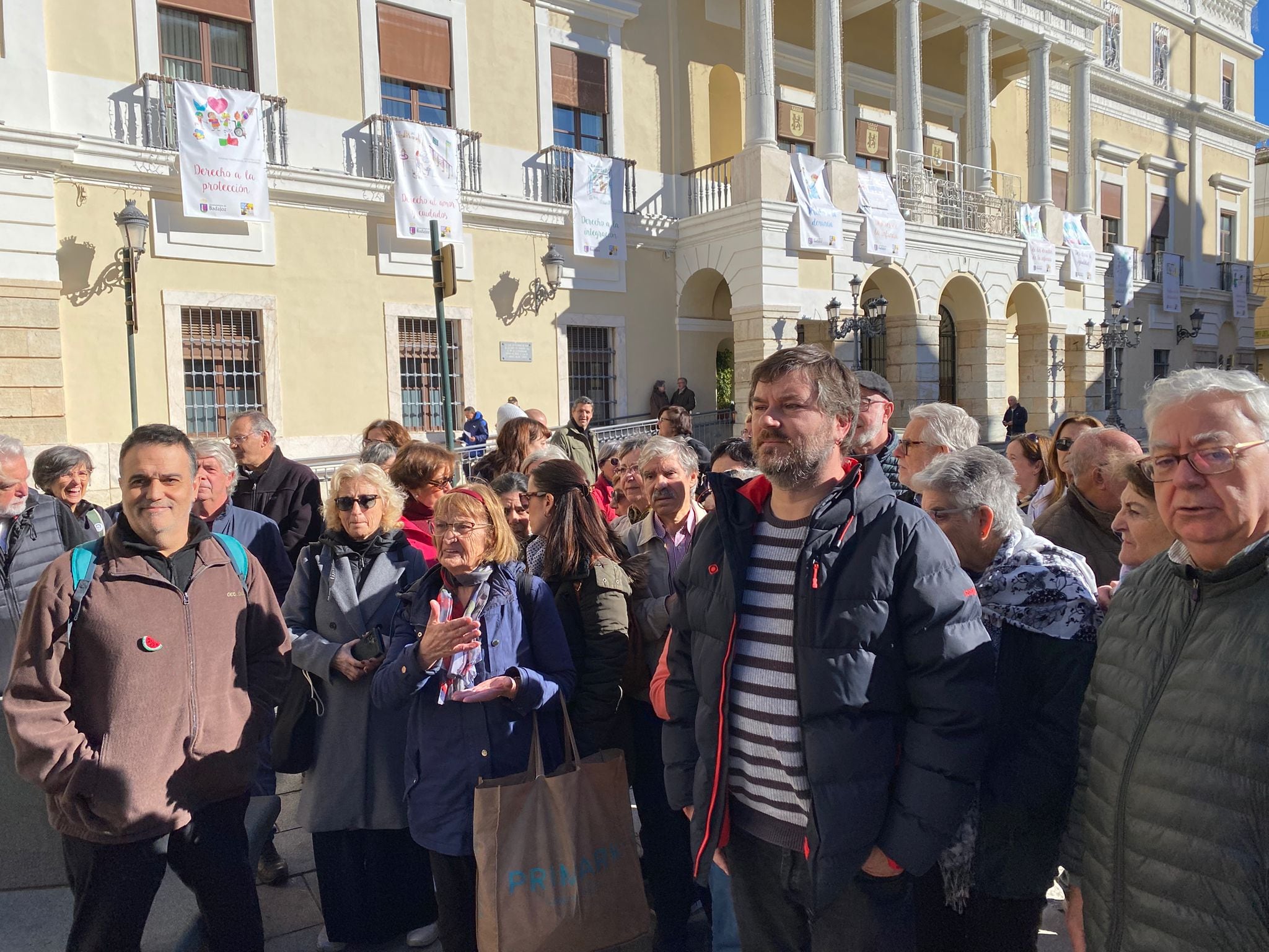 Concentración para pedir medidas contra el frio frente al Ayuntamiento de Badajoz