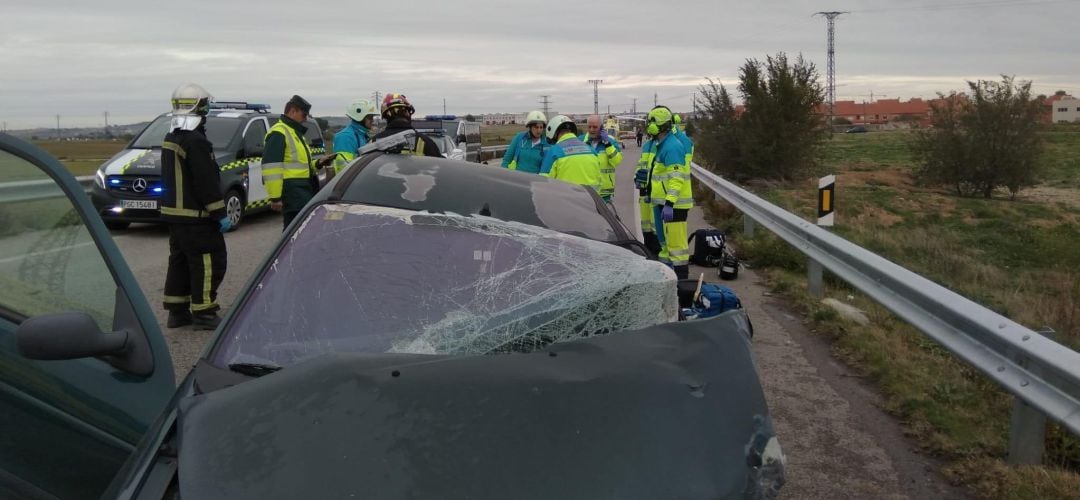 Los servicios de emergencia trabajando en el accidente en la M-404