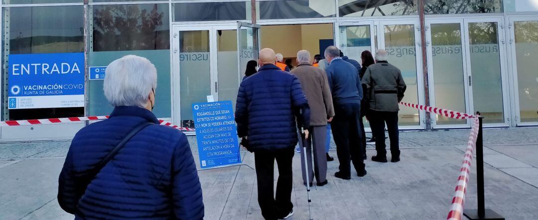 Mayores acuden a ExpoCoruña a recibir la vacuna