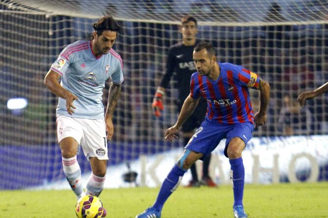 Larrivey, autor de do goles, maneja la pelota