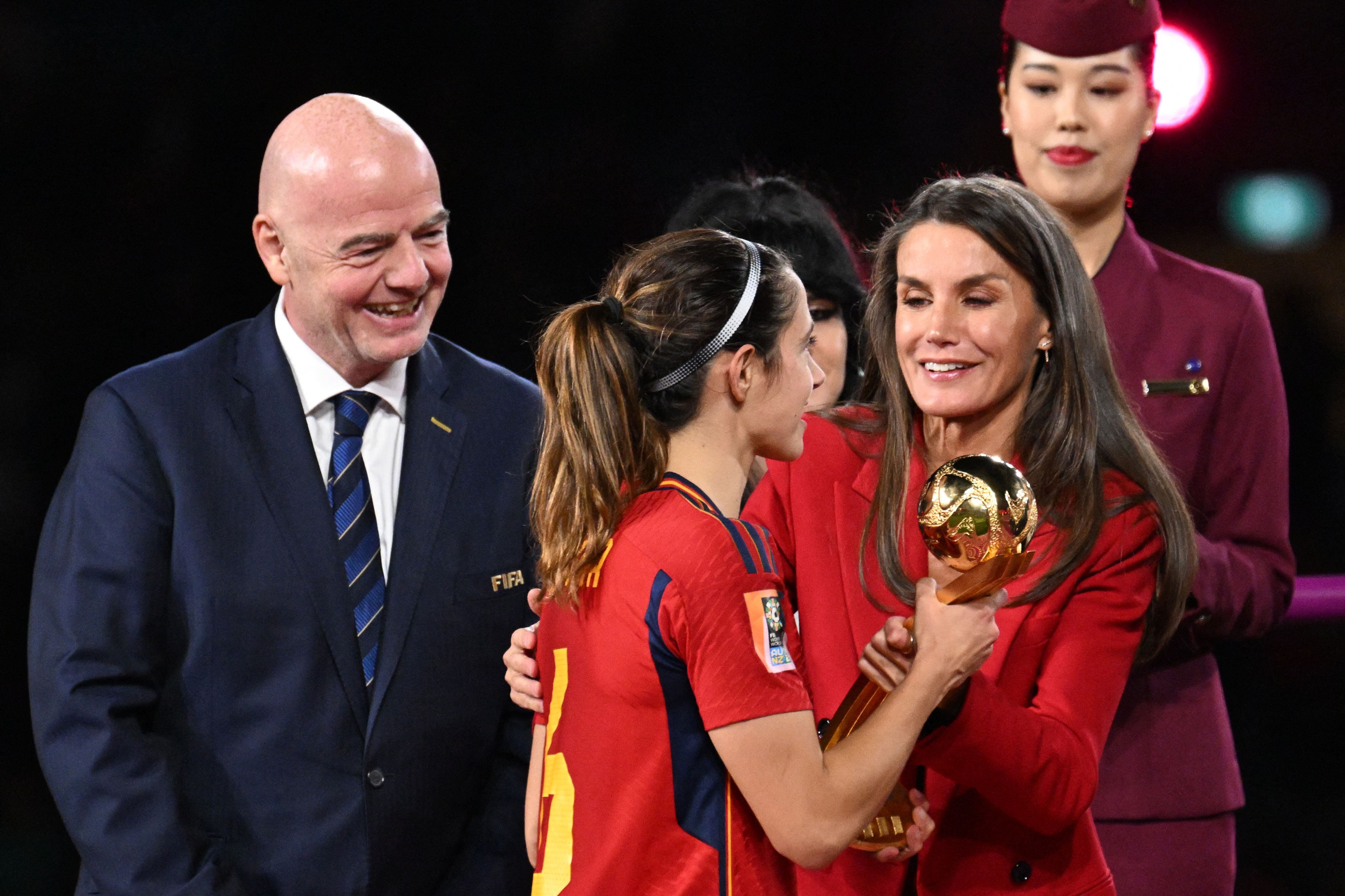 Gianni Infantino, la Reina Letizia y Aitana Bonmatí en la entrega de la copa de la final del Mundial. (Photo by WILLIAM WEST / AFP) (Photo by WILLIAM WEST/AFP via Getty Images)