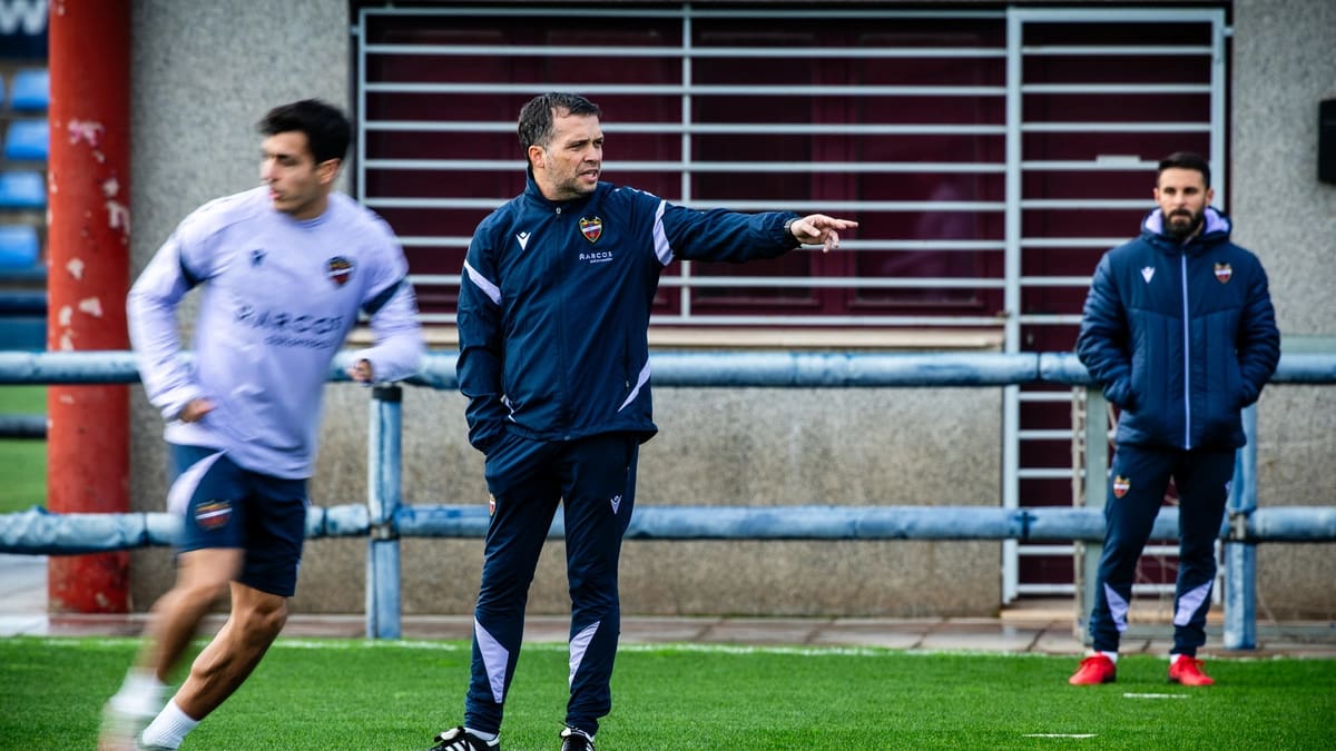 Luís Castro dirige su primer entrenamiento con el Levante y el club inicia la búsqueda de un ‘8’