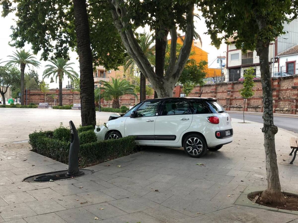 Herido leve el conductor de un vehículo tras empotrarse en una glorieta