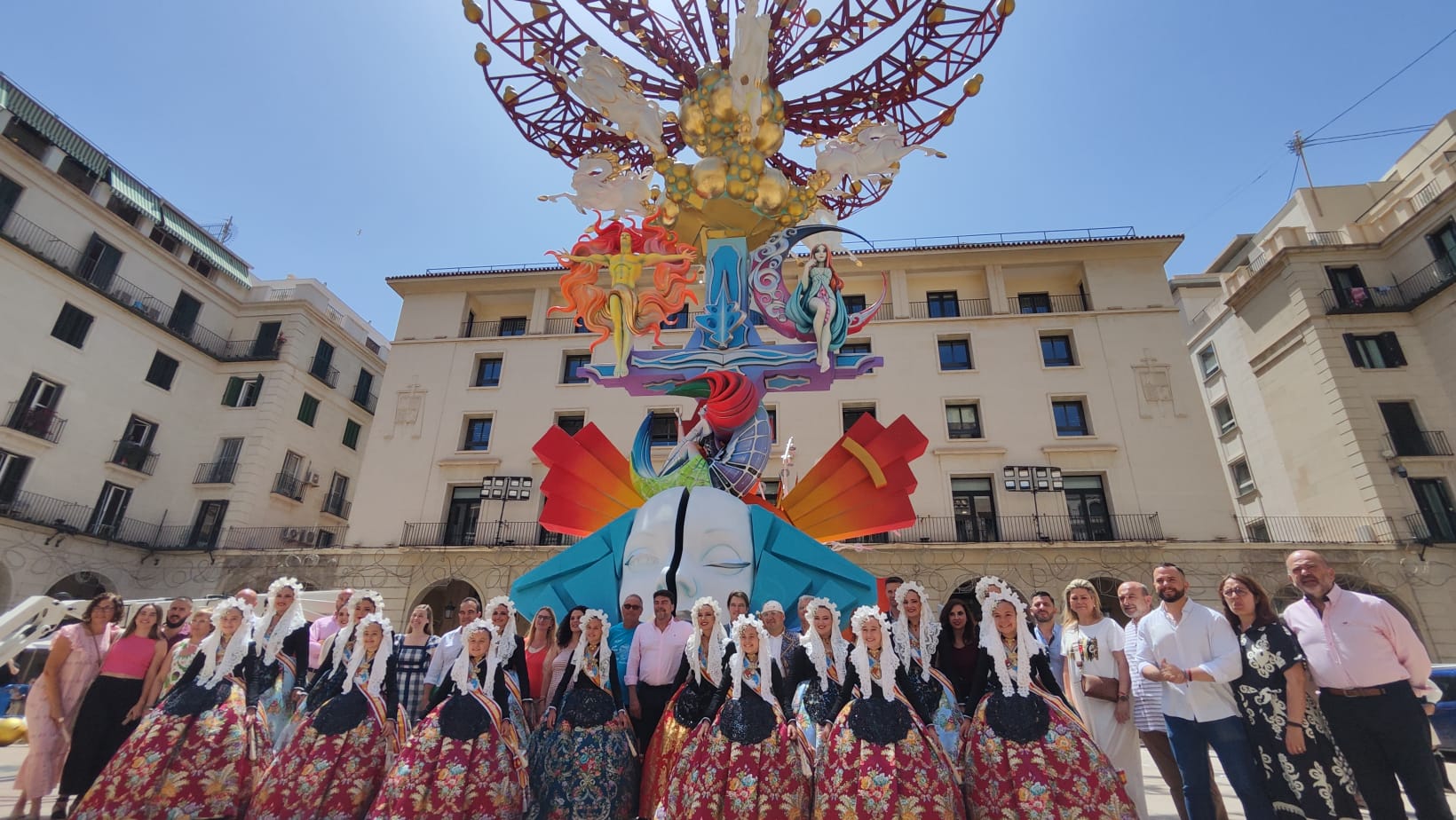 Foto de grupo de la Corporación municipal tras visitar el montaje de las hogueras oficiales de este año