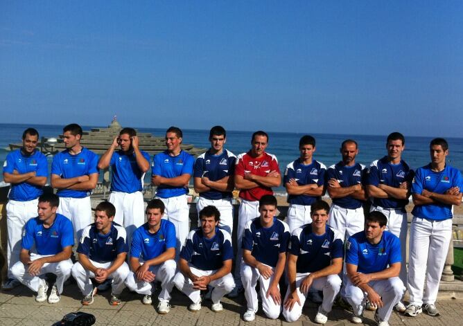 Todos los pelotaris que participan en el cuatro y medio de este año posan con el malecón de Zarautz al fondo.