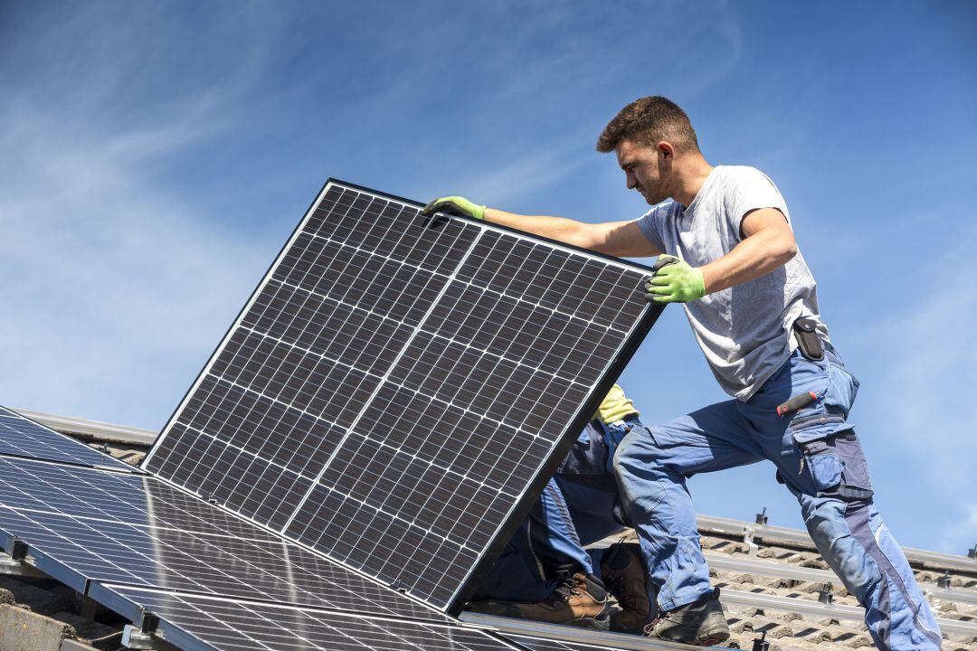 La instalación de placas solares en edificios de Fuenlabrada tendrá bonificación municipal desde este mes de enero. 