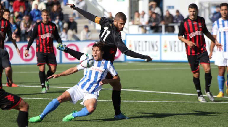 Alex Colorado en una acció del partit contra l'Atlétic Balears.