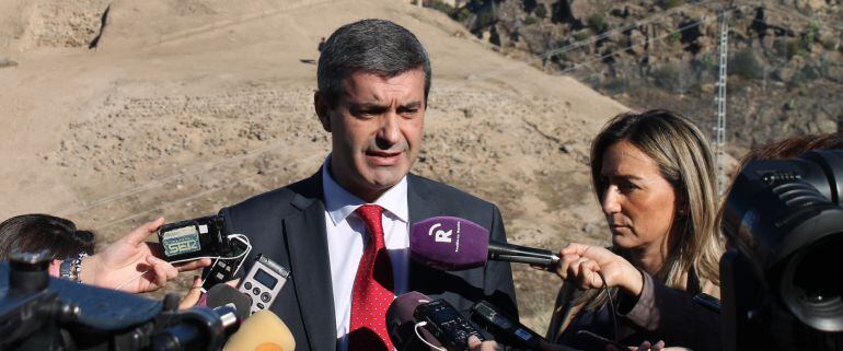 Ávaro Gutiérrez en una vista esta mañana al Cerro del Bú en Toledo junto a Milagros Tolón, la alcaldesa