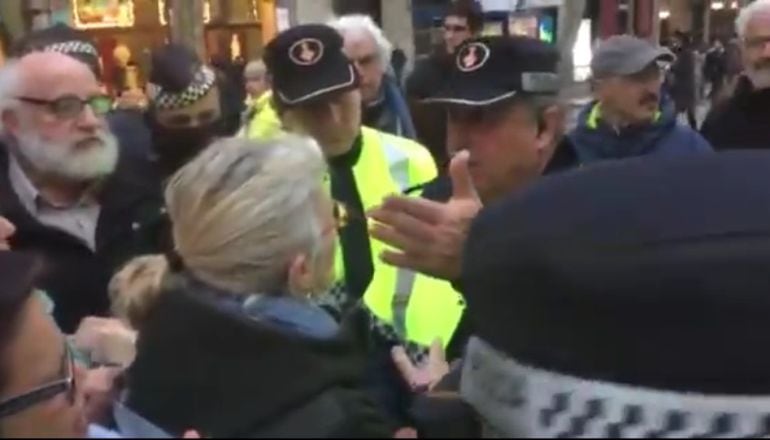 Guàrdia Urbana negociant amb una manifestant que dóna suport als manters