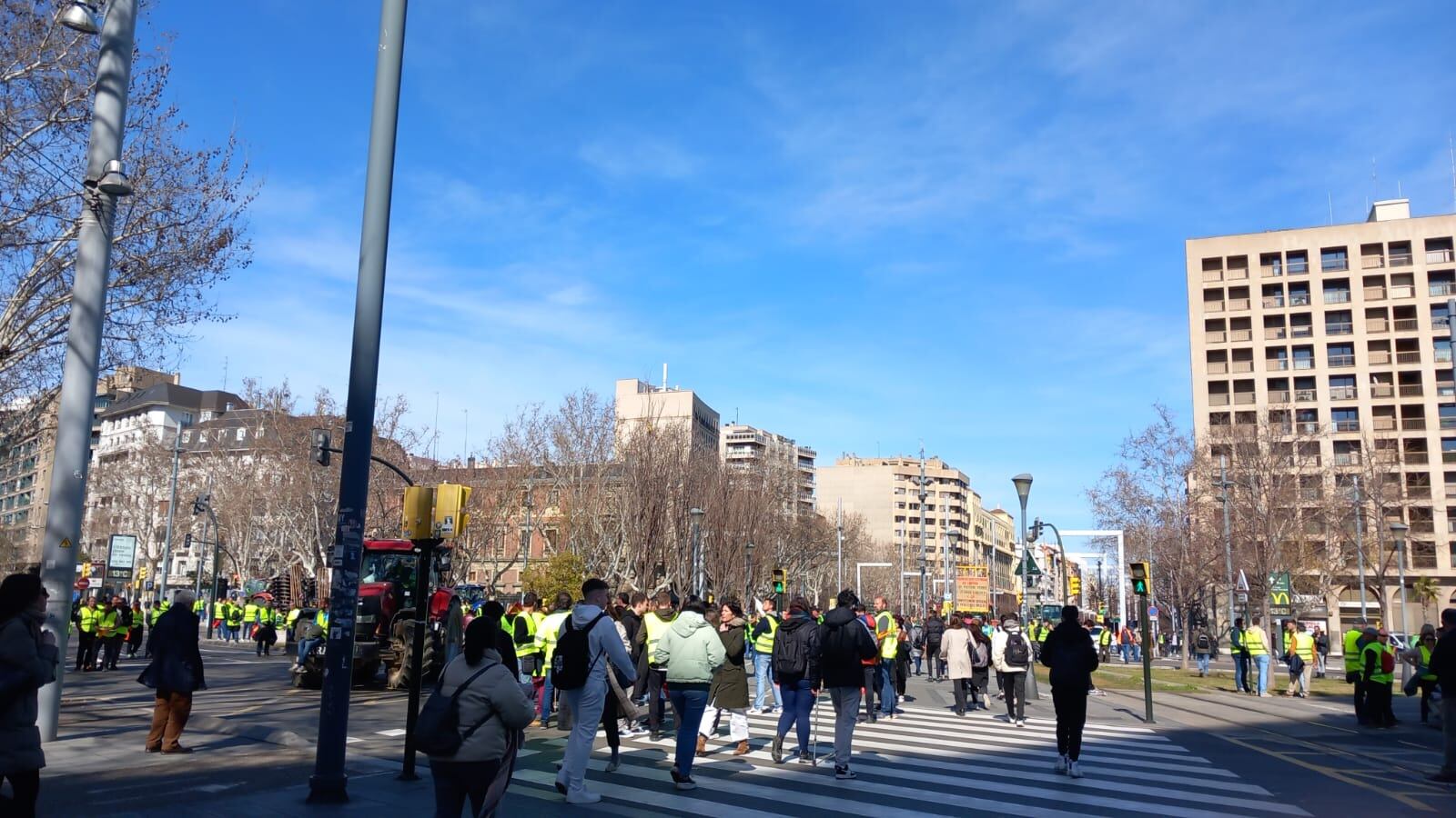 Protesta de los agricultores cortando la Plaza Basilio Paraíso (Zaragoza)