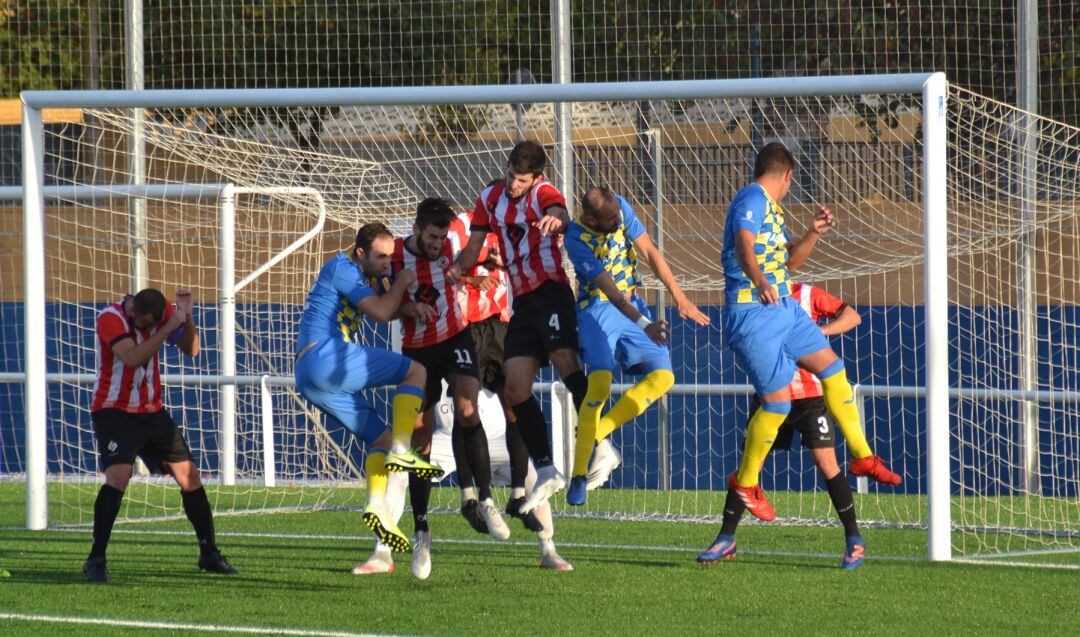 Josep rematando un corner-