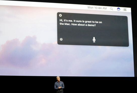 Craig Federighi muestra el asistente de voz Siri para el escritorio.