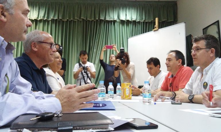 Miembros de Unidos Podemos y de UGT en la reunión celebrada en la sede del sindicato