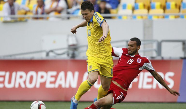 Ukraine's Yevhen Konoplyanka (L) and Luxembourg's Dwayn Holter fight for the ball during their Euro 2016 Group C qualifying soccer match at the Arena Lviv stadium in Lviv, Ukraine, June 14, 2015. REUTERS/Gleb Garanich