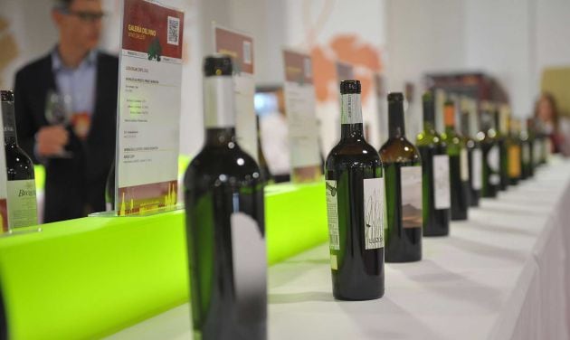 Imagen de archivo, botellas en la galería del vino de FENAVIN