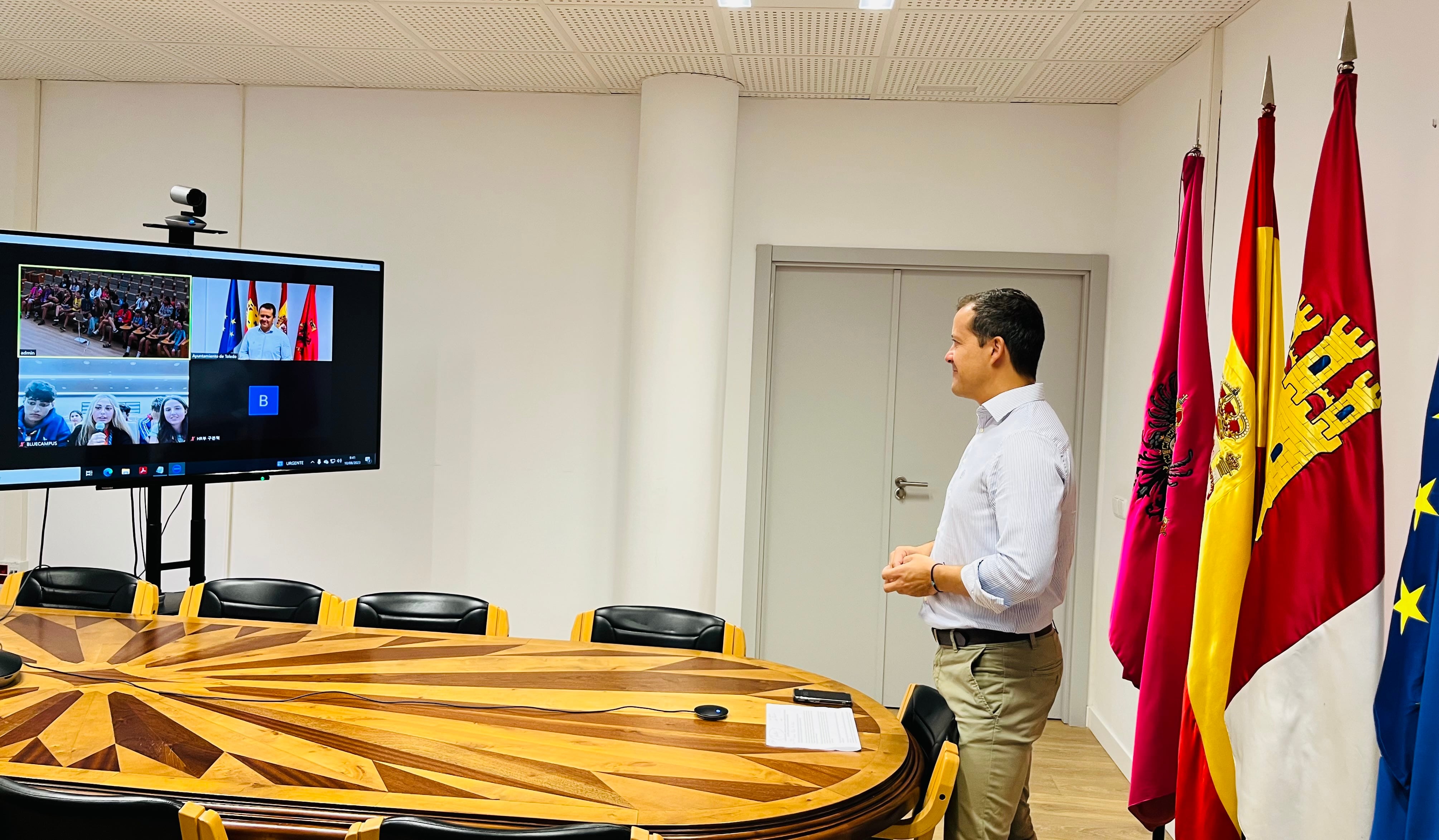 Videollamada de Carlos Velázquez con los scouts que están en Corea del Sur