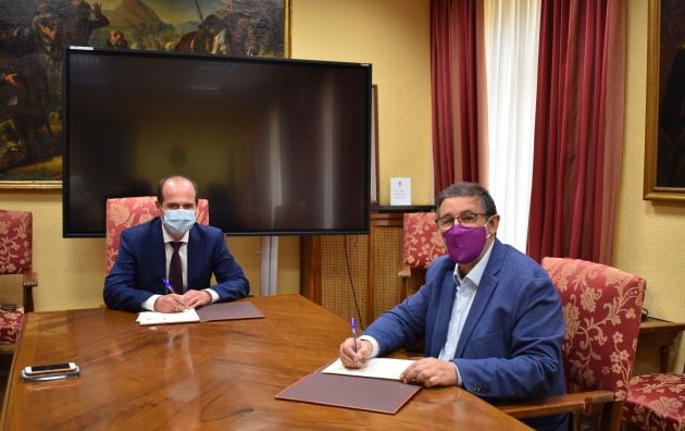 Firma convenio alcalde y presidente Gentes Guadalajara