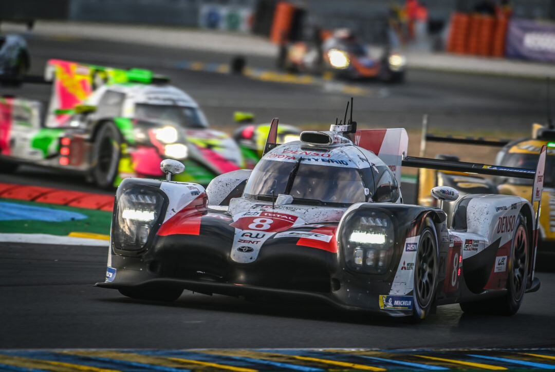 La escudería Toyota, pilotado en las 24 horas de Le Mans por Alonso, Buemi y Nakajima, se ha proclamado campeón del Mundial de Resistencia.