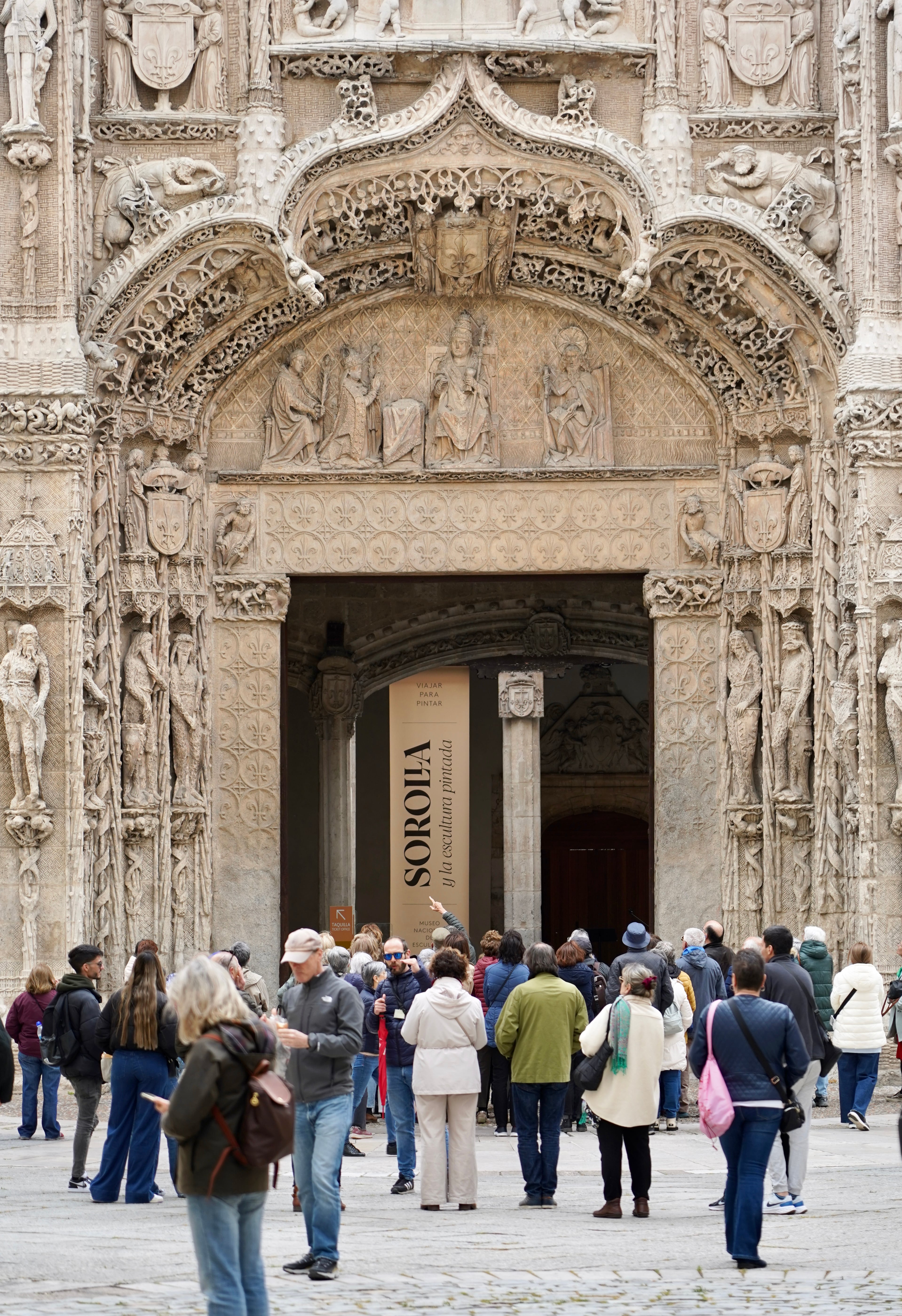 Turistas frente al Museo Nacional de Escultura