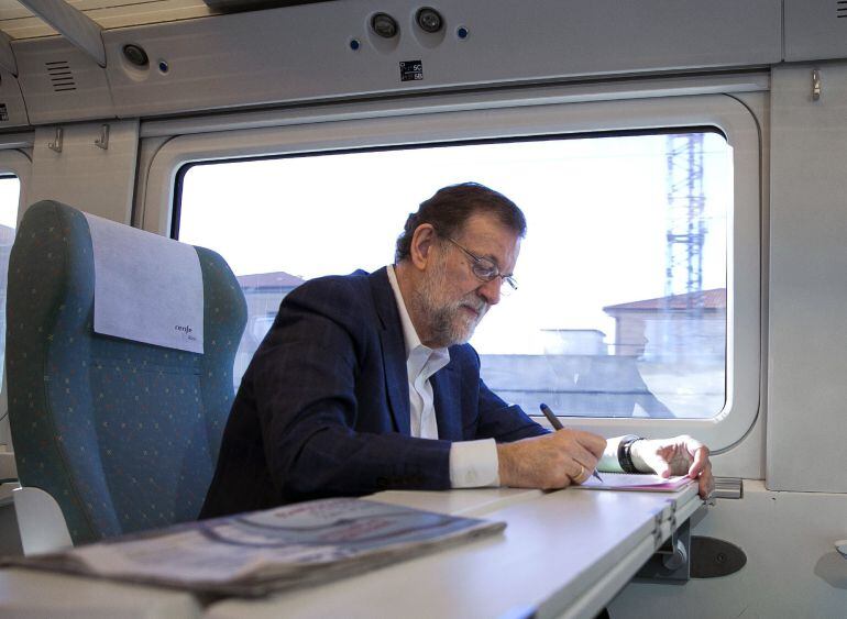 Fotografía facilitada por el PP del presidente del Partido Popular y presidente en funciones del Gobierno, Mariano Rajoy en Zamora.