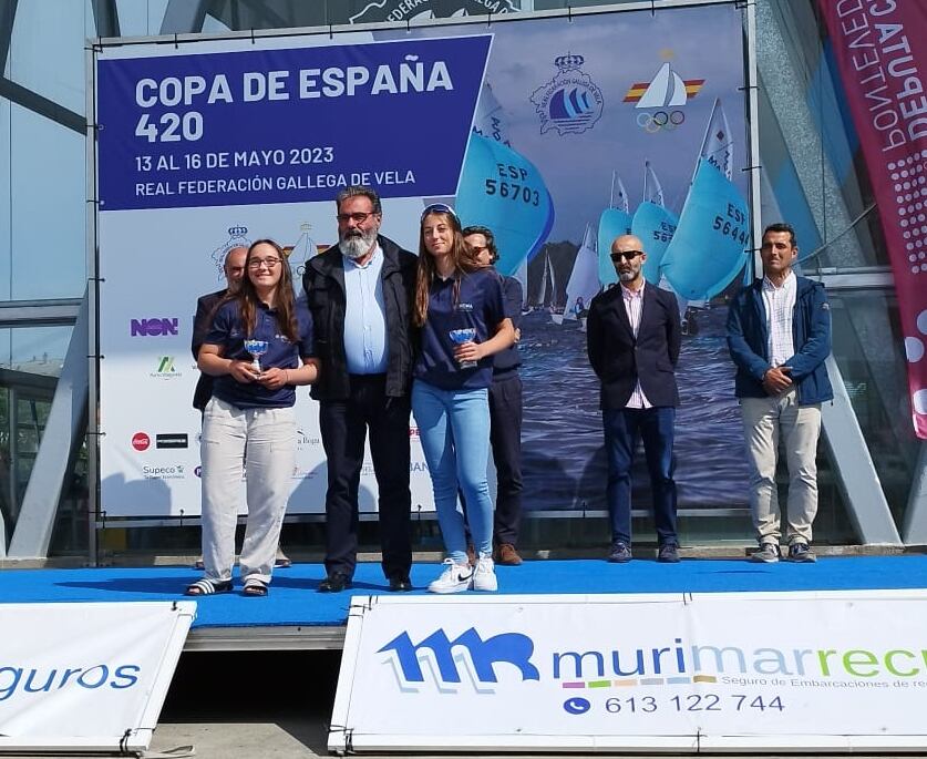 Gabriela Cañibano y Ariane Muñoz en el podio.