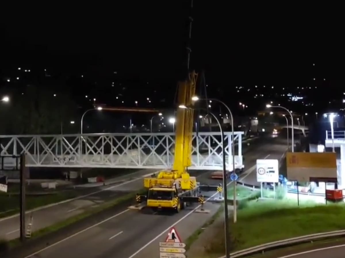 La pasarela de Pedralonga, pendiente de los laterales tras la colocación de la parte central