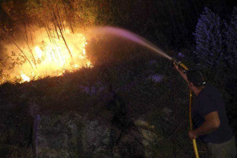 Un bombero trabaja en la extinción de un incendio la pasada semana