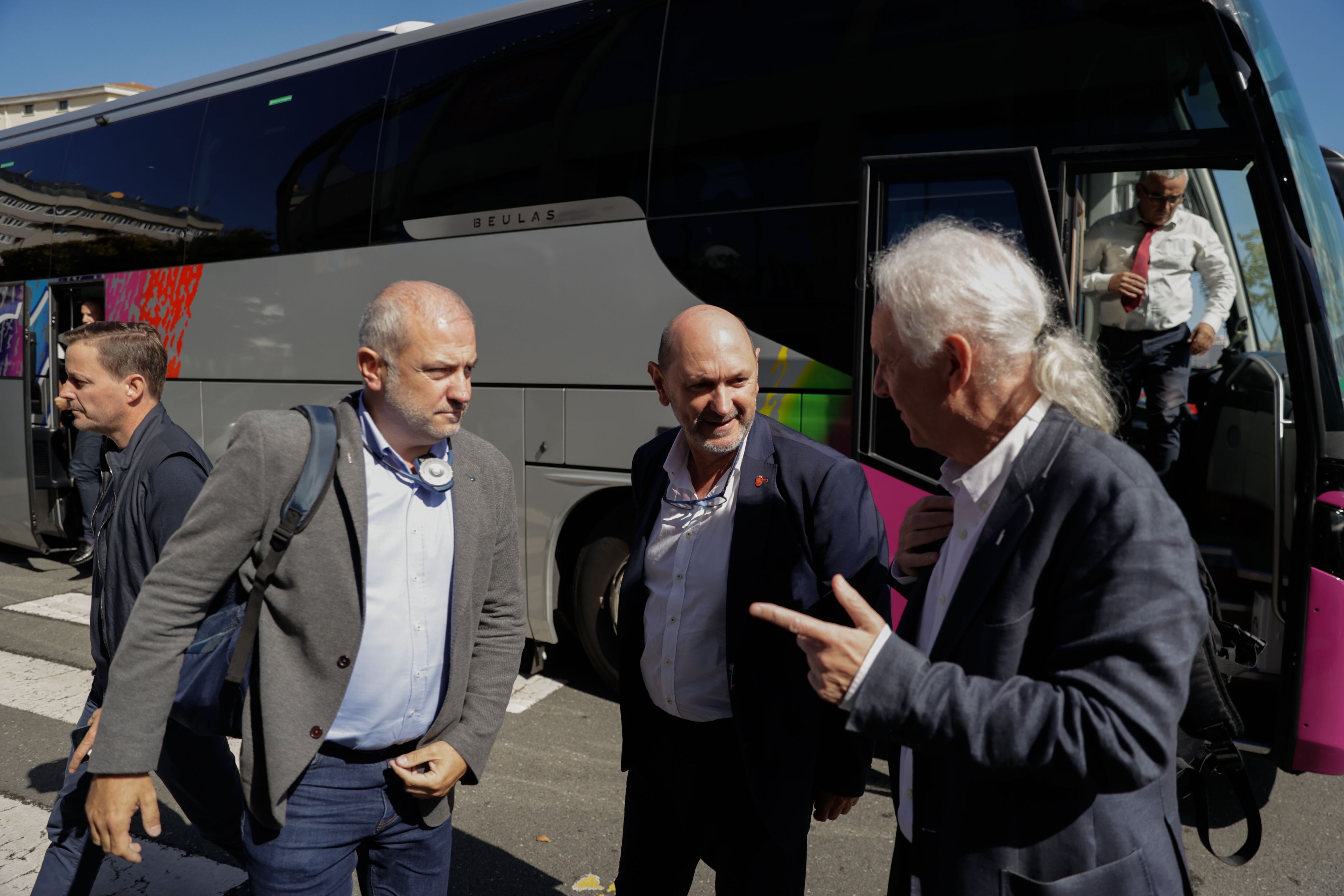 A CORUÑA, 24/09/24.- El presidente de la federación galega de fútbol, Rafael Louzán (c), momentos antes de la visita de una delegación de la FIFA al Estadio de Riazor, propuesto como sede para el Mundial de fútbol del año 2030 Estadio de Riazor. EFE/Cabalar
