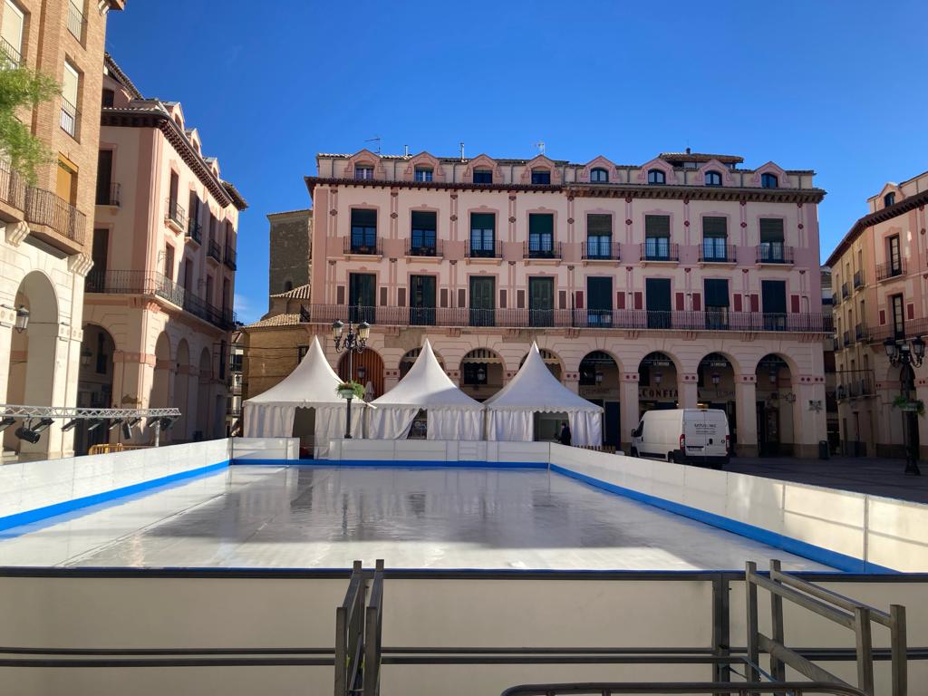 La pista de hielo, ya montada en la plaza López Allué