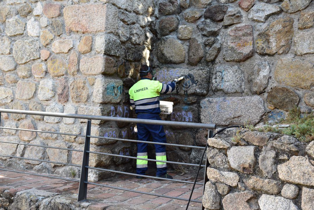 Limpieza extraordinaria de pintadas en monumentos