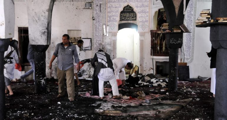 Miembros de la milicia houtí inspeccionan la mezquita chií de Al Hashush en Yemen.