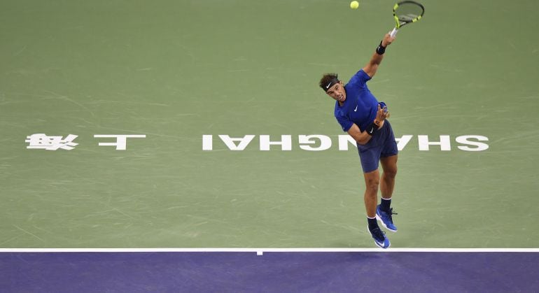 Nadal efectúa un servicio en el torneo de Shanghai