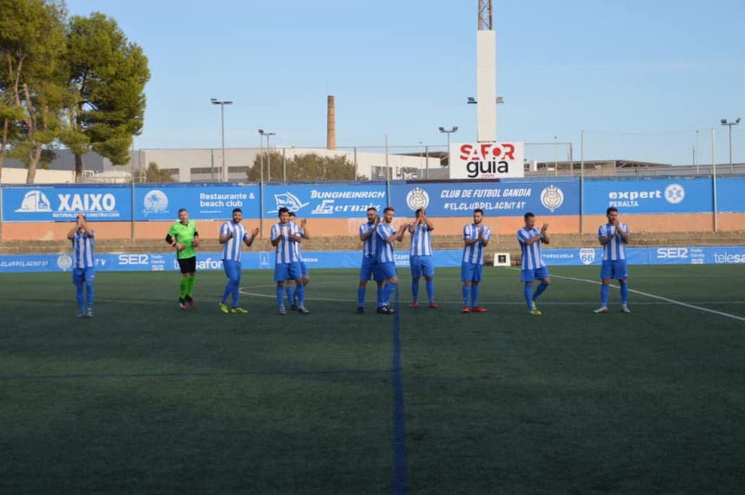 Los jugadores blanquiazules saludan al público en el último partido