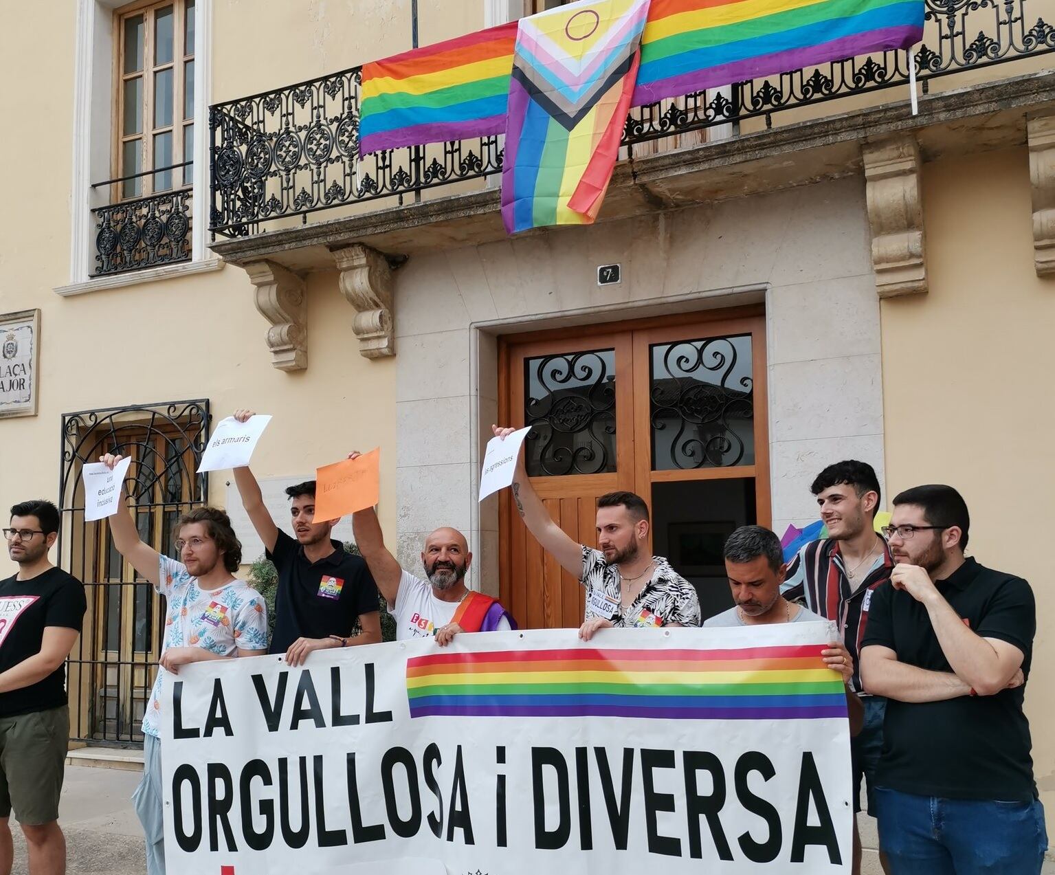 Membres de La Vall Diversa amb la bandera LGTBI al balcó d'Albaida
