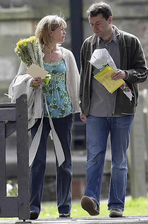Gerry y Kate McCann, padres de Madeleine, a su salida de la iglesia de St John en Rothley