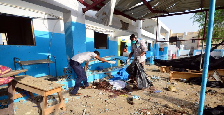 Trabajadores buscan restos en el hospital de Médicos Sin Fronteras bombardeado por la Coalición Internacional Árabe.