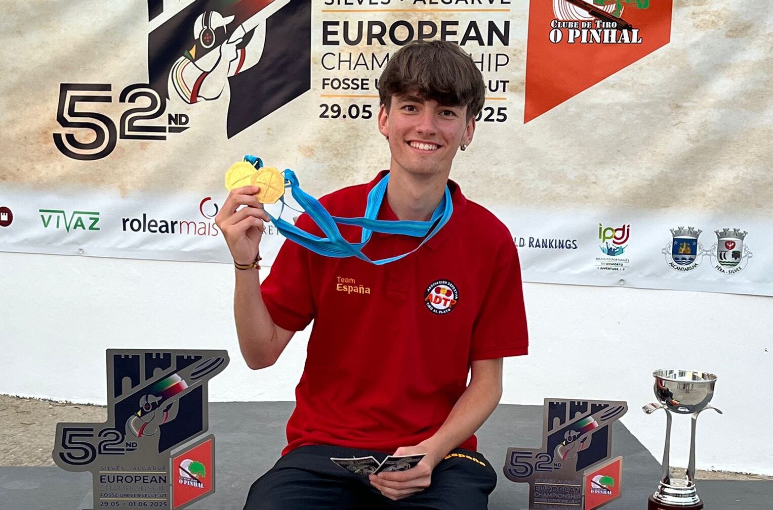 Héctor Ávila, con las dos medallas que certifican su campeonato europeo, tanto en categoría junior como en open