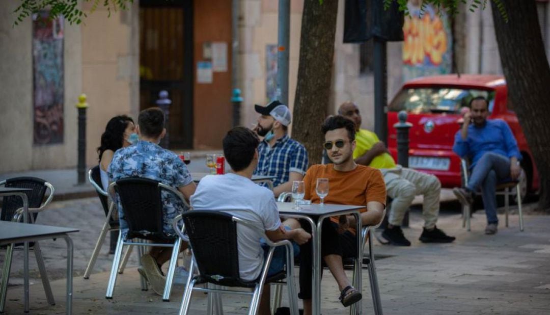 Clientes en la terraza de un bar