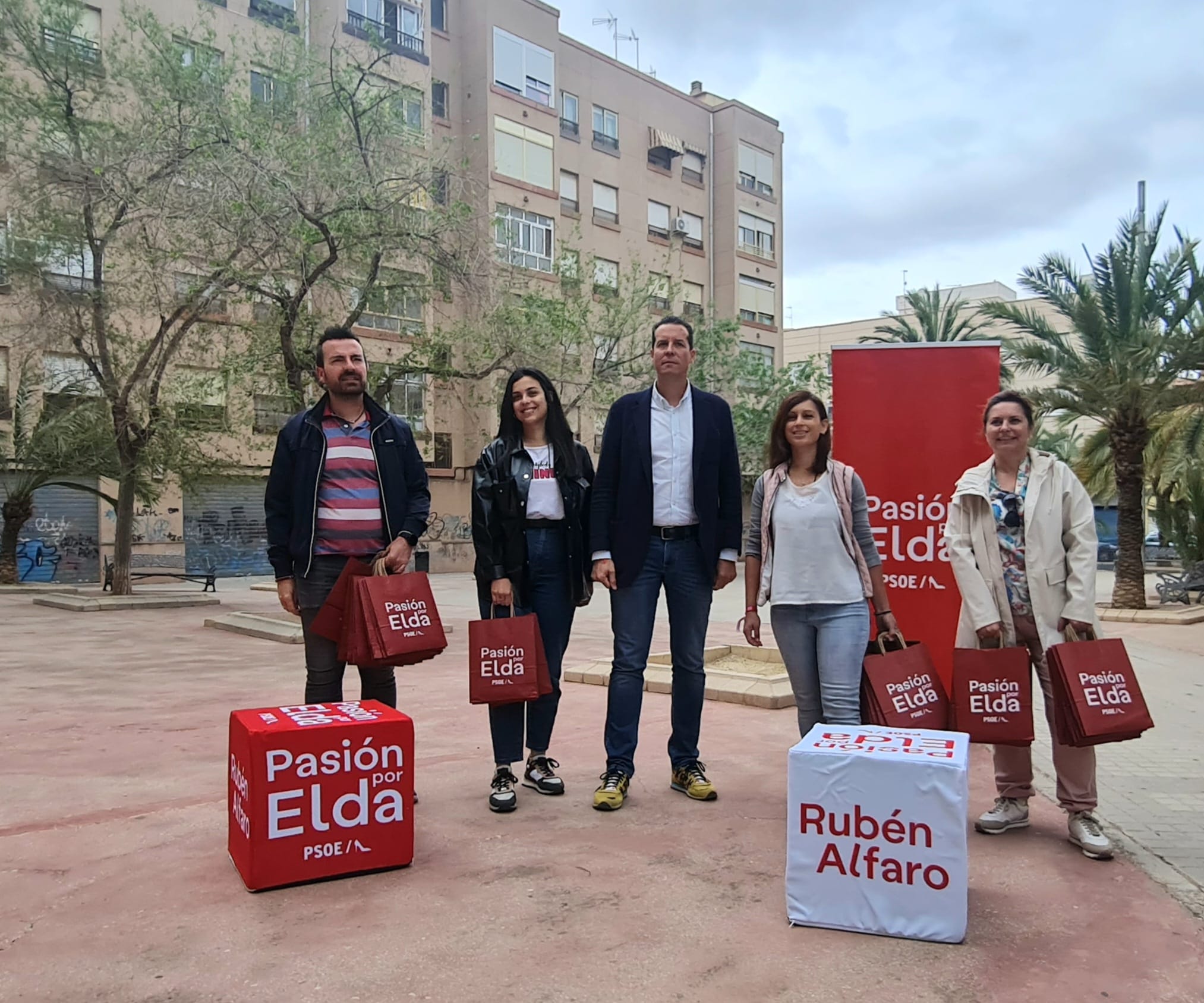 Los socialistas en la zona de la plaza Luis Braille de Elda