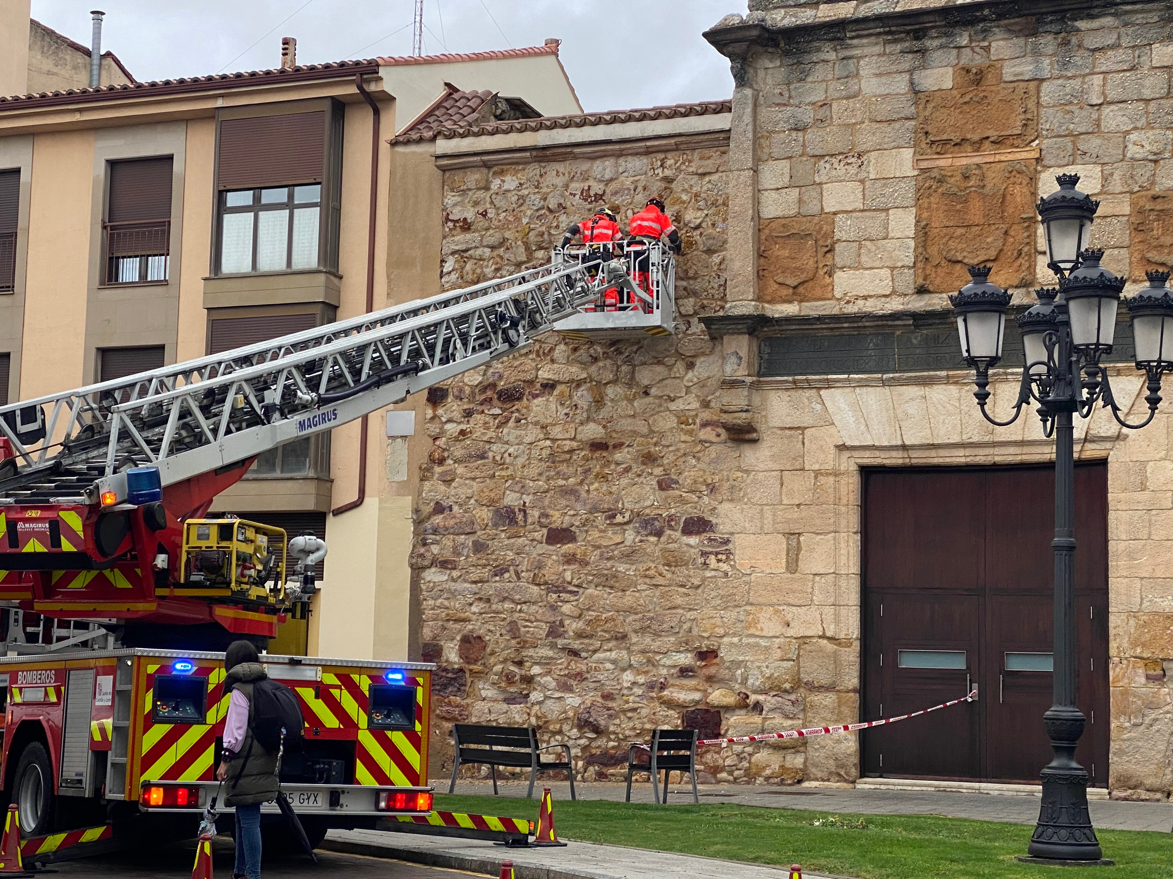 Los Bomberos de Zamora en la fachada del Palacio de la Alhóndiga revisando los desprendimientos