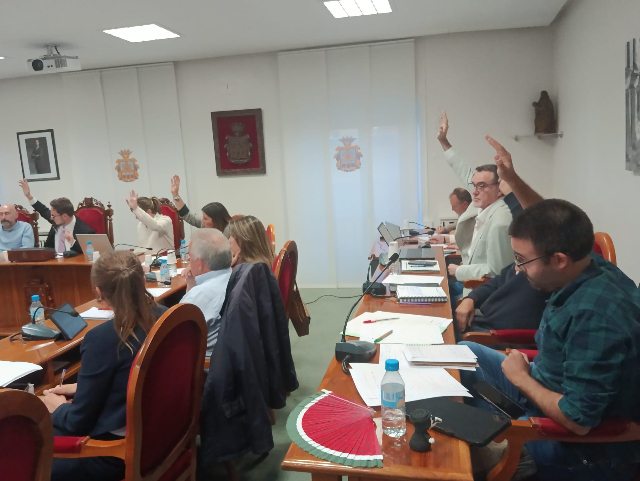 Carlos Medina (en primer plano) fue el encargado de defender las dos propuestas de esta sesión plenaria