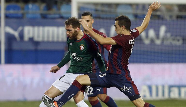 Gonzalo Escalante trata de quitarle el balón a Fausto Tienza