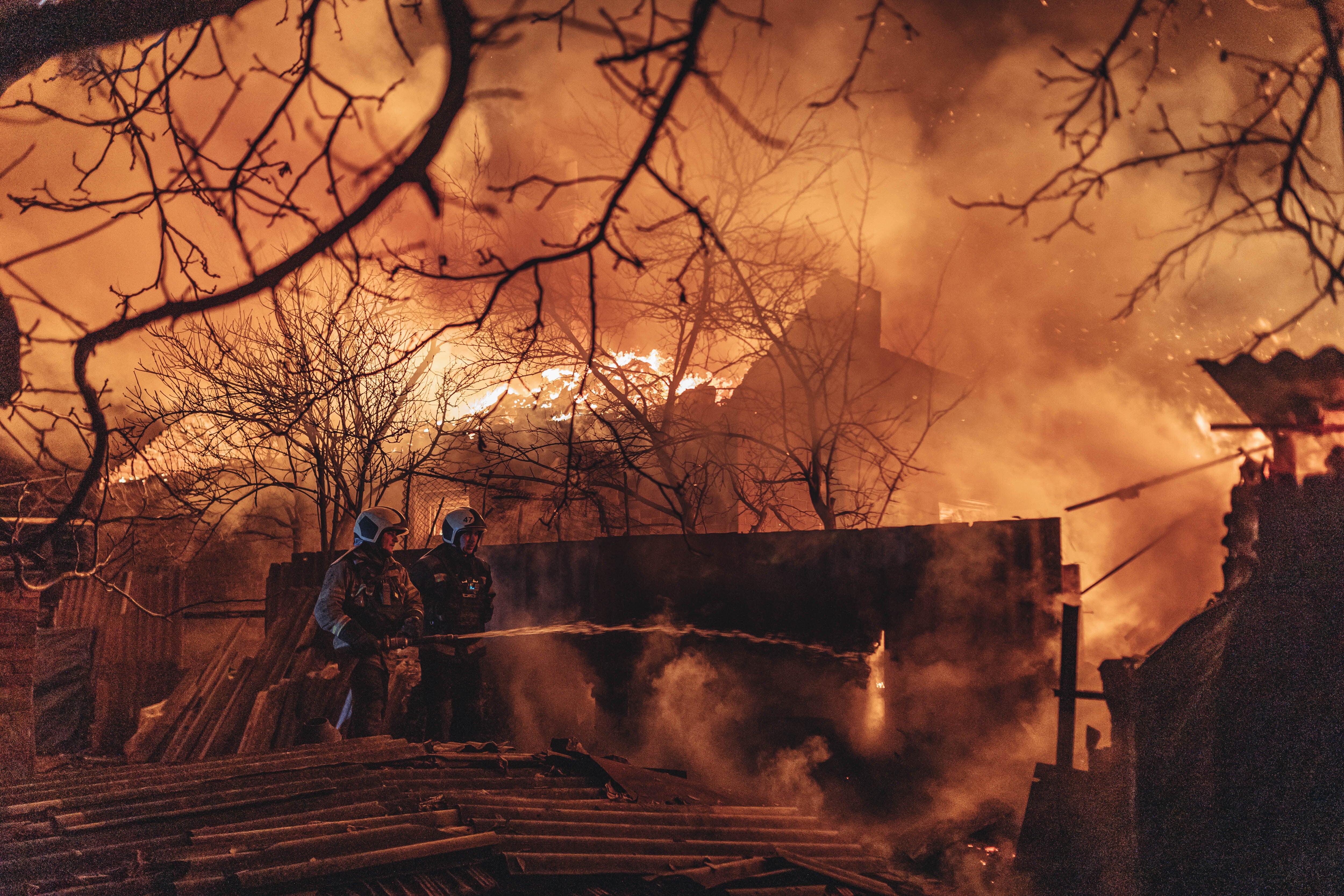 Incendio tras un bombardeo ruso en la ciudad de Ivanivske, en el frente bélico de Bajmut.