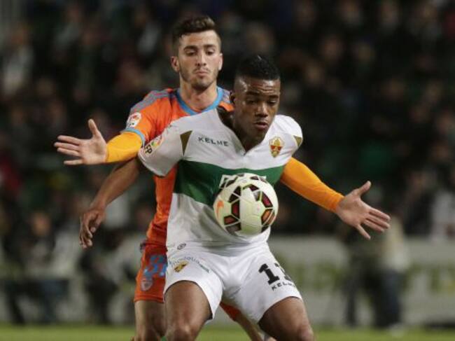 Mendes Rodrigues defiende un balón ante Piatti durante el Elche-Valencia