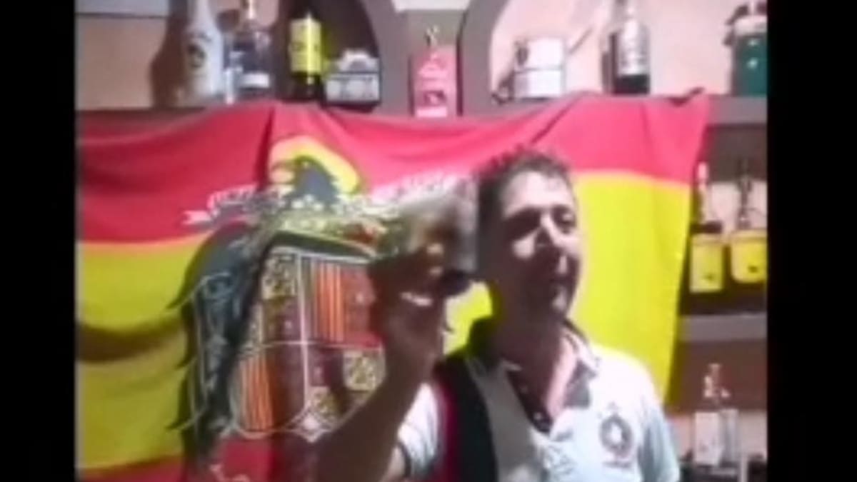 Un concejal del PP de San Clemente brinda con simbología franquista de fondo