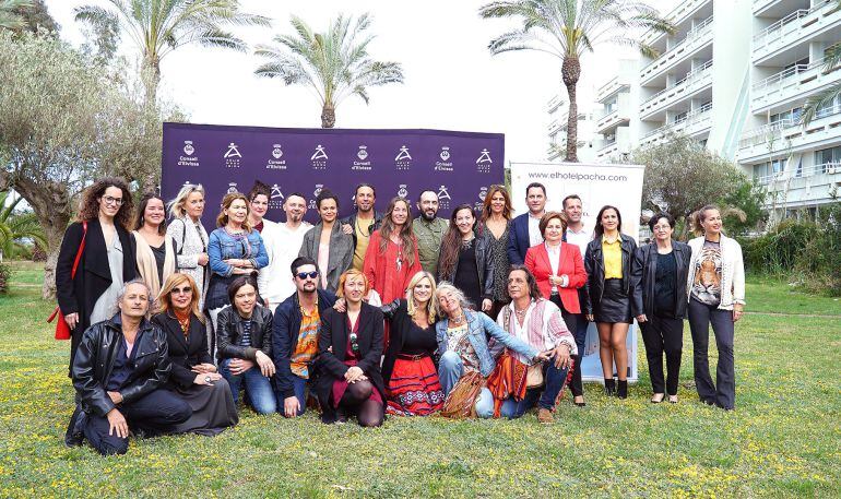 Los diseñadores y los responsables de Adlib Moda posando ante las cámaras