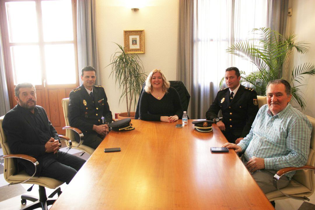 El nuevo Comisario de la Policia Nacional de Motril, Juan de Dios Piedra, es recibido en el Ayuntamiento de Motril por la alcaldesa , flor Almón y sus tenientes alcaldes, Francisco Sánchez y Antonio Escámez